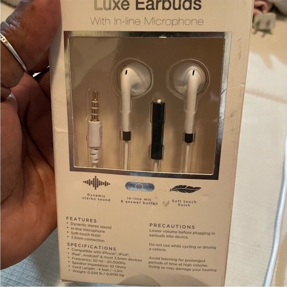 Luxe White Earphones - Picture 2 of 2